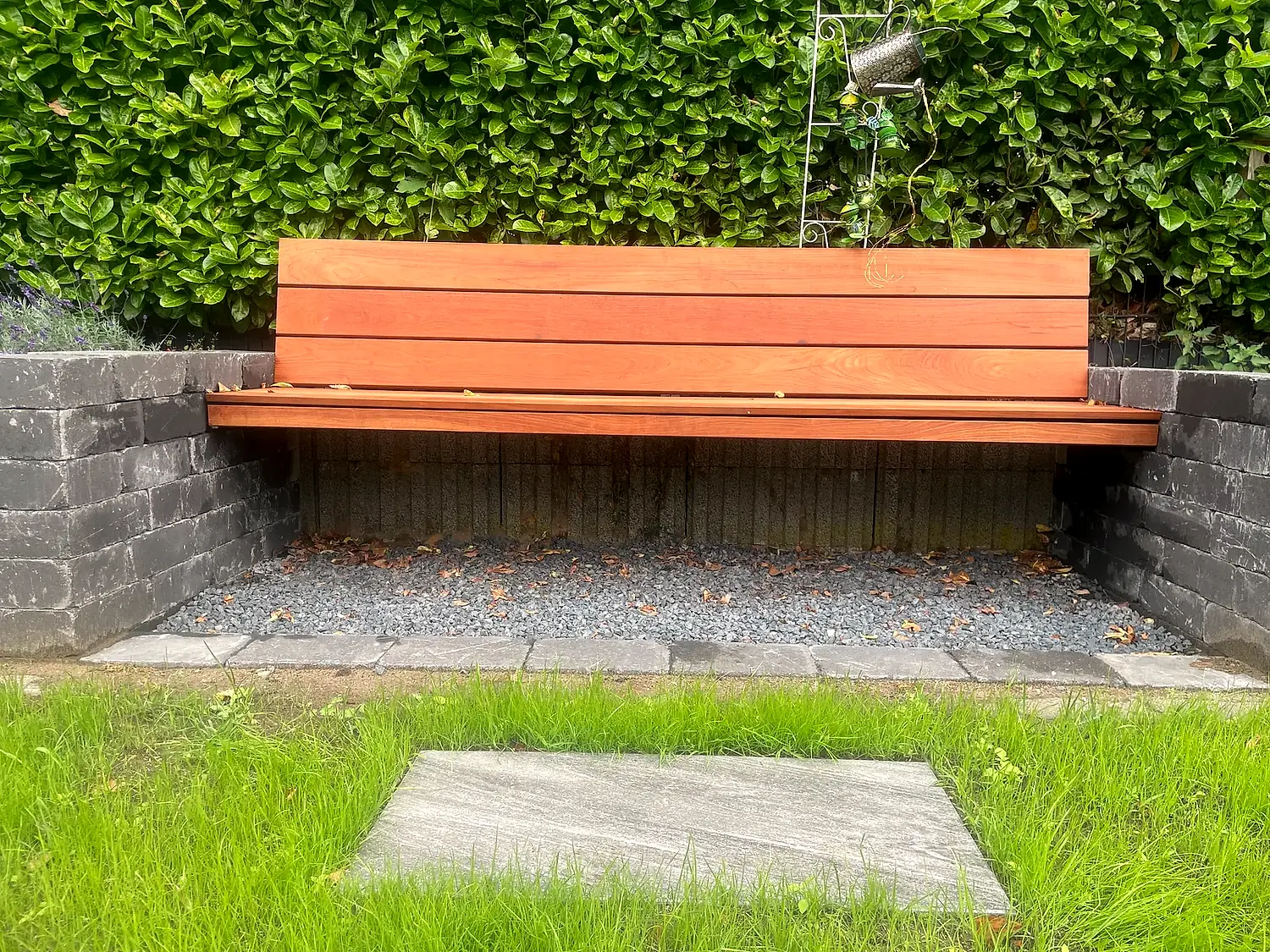 Detail der Holzbank auf gemauerter Sitzeinfassung