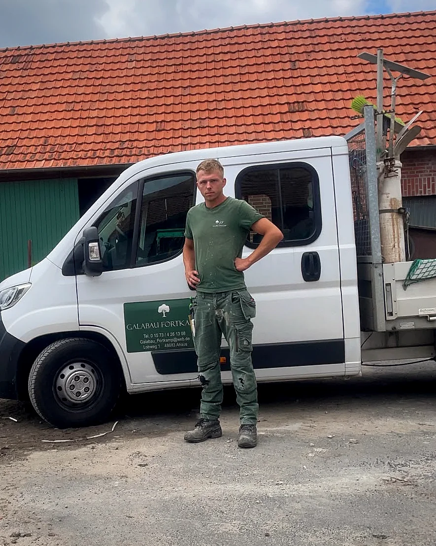 Maximilian Fortkamp vor seinem Firmenfahrzeug in Ahaus
